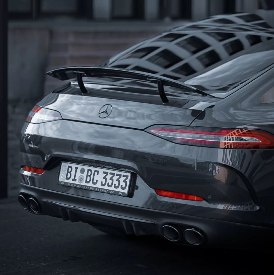 Mercedes AMG GT43 4Türer in Grau von hinten mieten