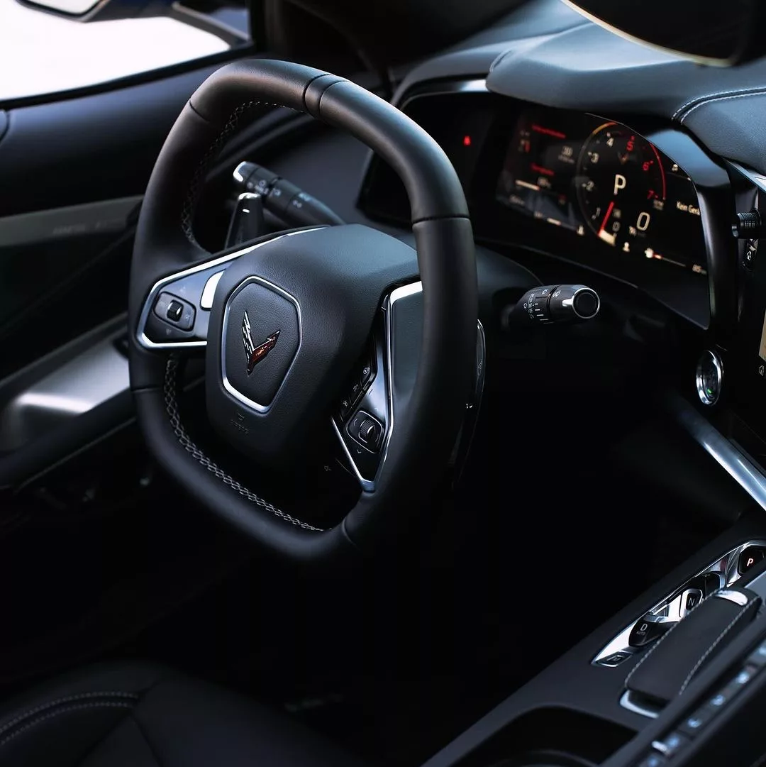 Chevrolet Corvette C8 Innenraum mit Lenkrad-Detailansicht mieten.