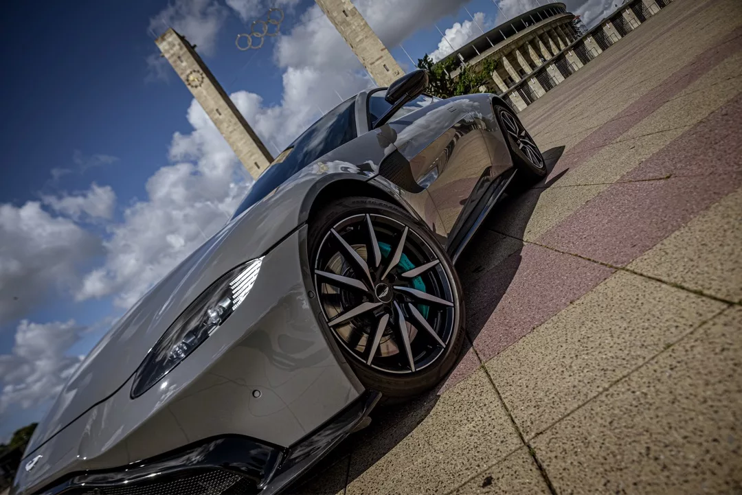 Aston Martin Vantage in Silber Frontansicht vor Berliner Kulisse mieten