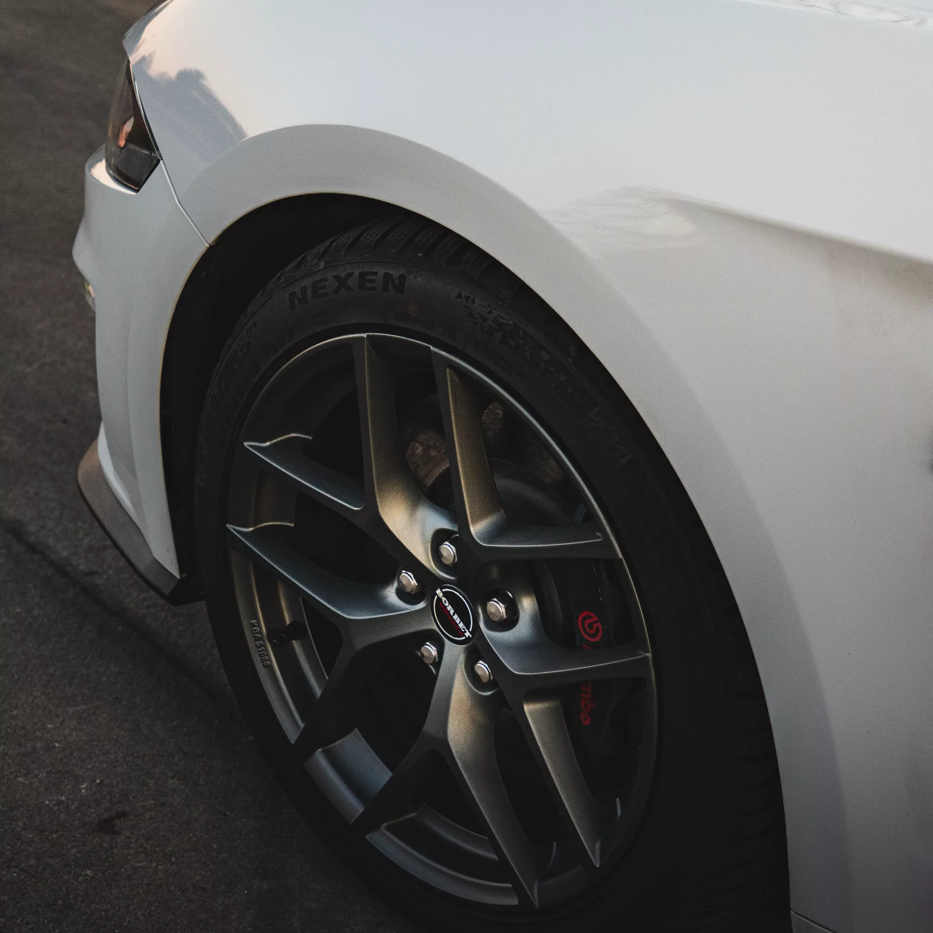 Ford Mustang GT 5.0 V8 in Weiß, Detailansicht Felge, mieten