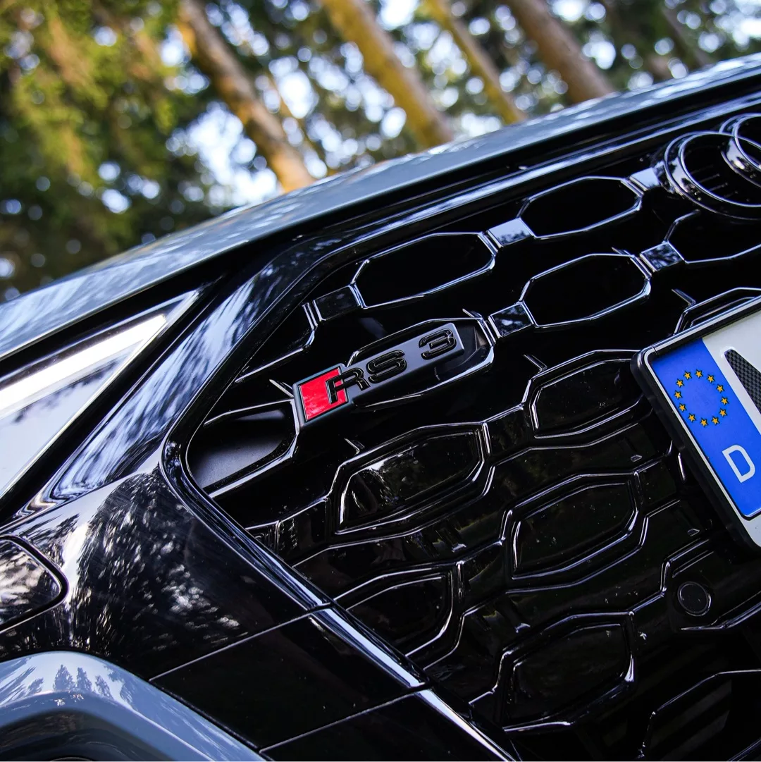 Audi RS3 Frontgrill mit Emblem in Nahaufnahme mieten