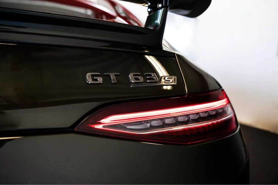 Mercedes Benz GT63S AMG Facelift Heckansicht in Dunkel mieten
