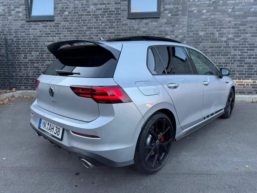 VW Golf 8 GTI Clubsport in Grau von hinten mieten