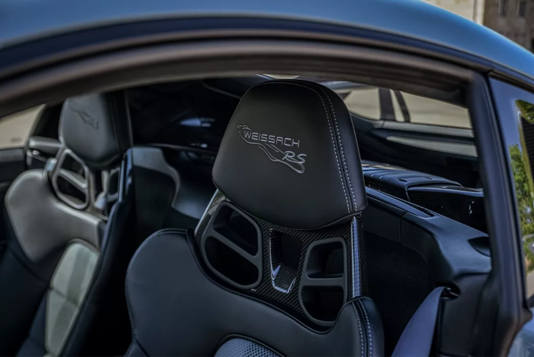 Porsche 718 GT4 RS Innenraum mit Sportkarbonsitzen mieten.