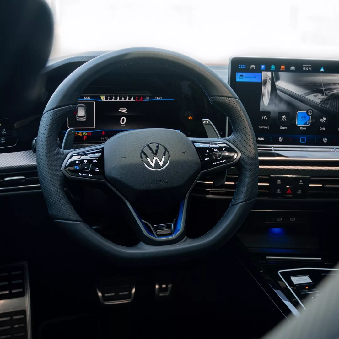 Golf 8 R Black Edition Cockpit mit Display mieten