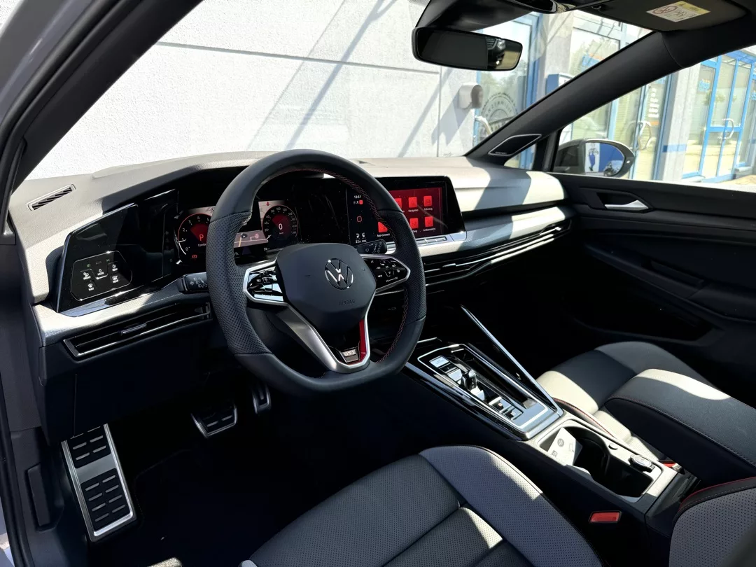 VW Golf 8 GTI Clubsport Akrapovic Innenraum Cockpit-Ansicht mieten