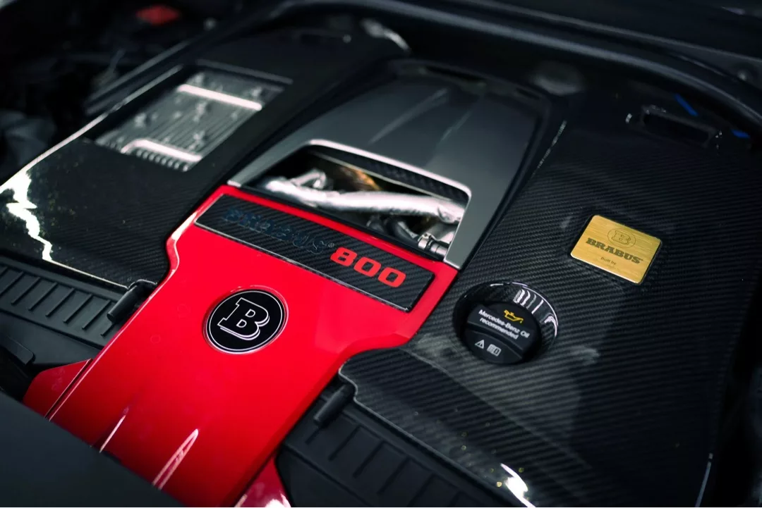 Brabus G800 Motoransicht mit roten Details mieten