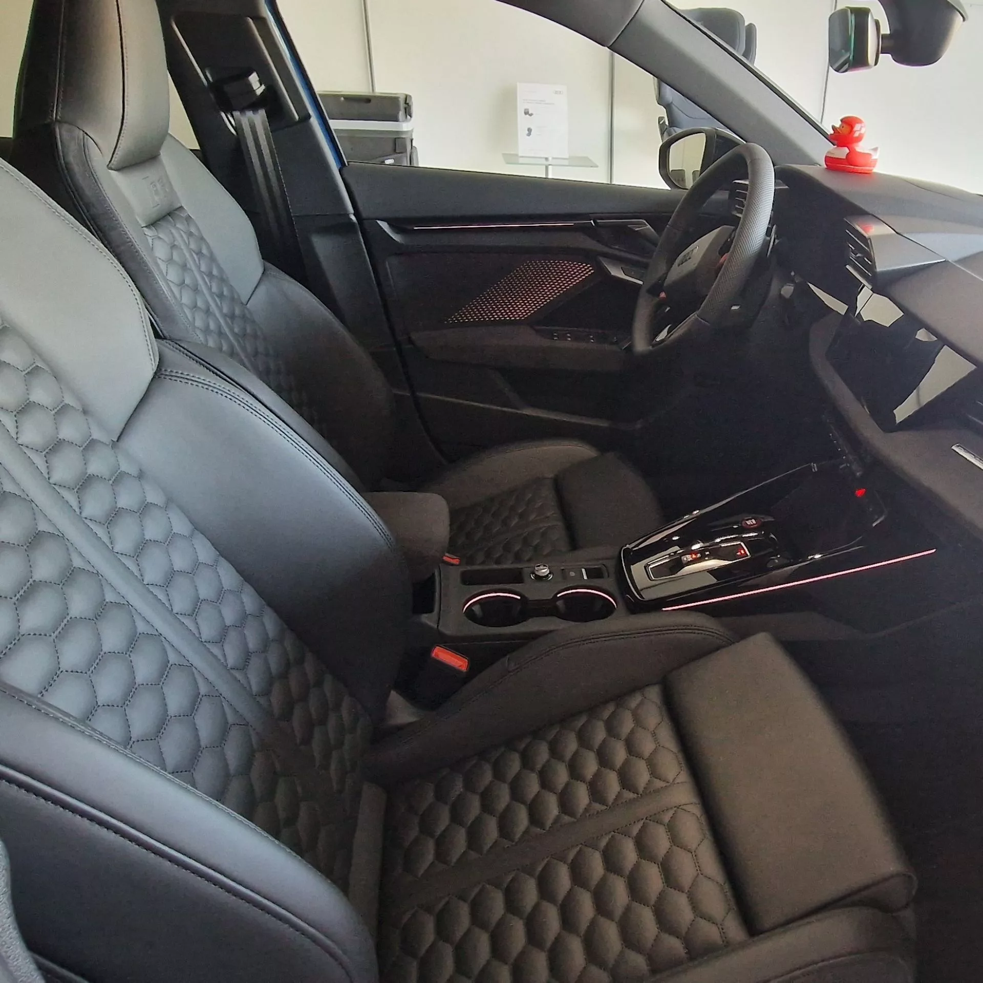 Audi RS3 Limousine 2025 Innenraum mit Ledersitzen mieten