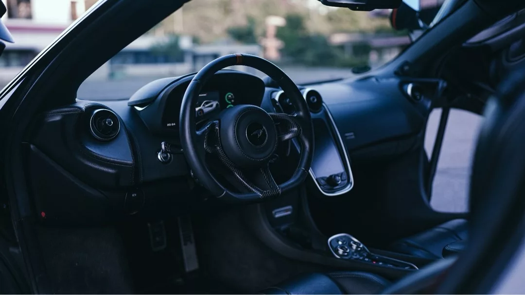 McLaren 600LT Innenraum mit Lenkrad mieten