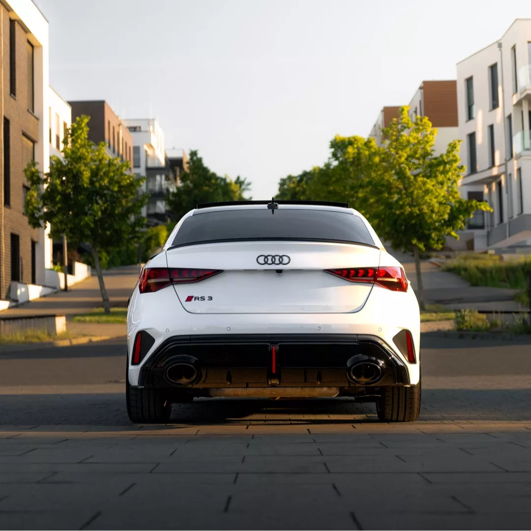 Audi RS3 Limousine Facelift 2025 in Weiß Heckansicht mieten