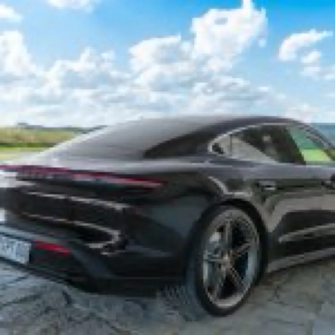 Porsche Taycan Turbo E-Power in Schwarz von hinten mieten.