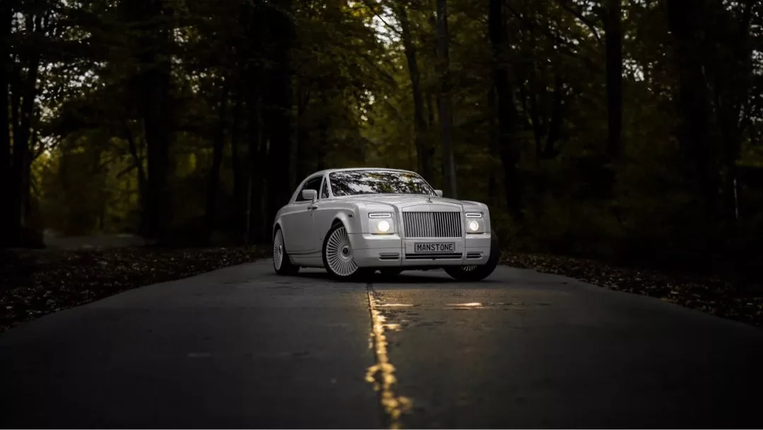 Rolls Royce Phantom Coupé in Weiß auf Waldstraße mieten