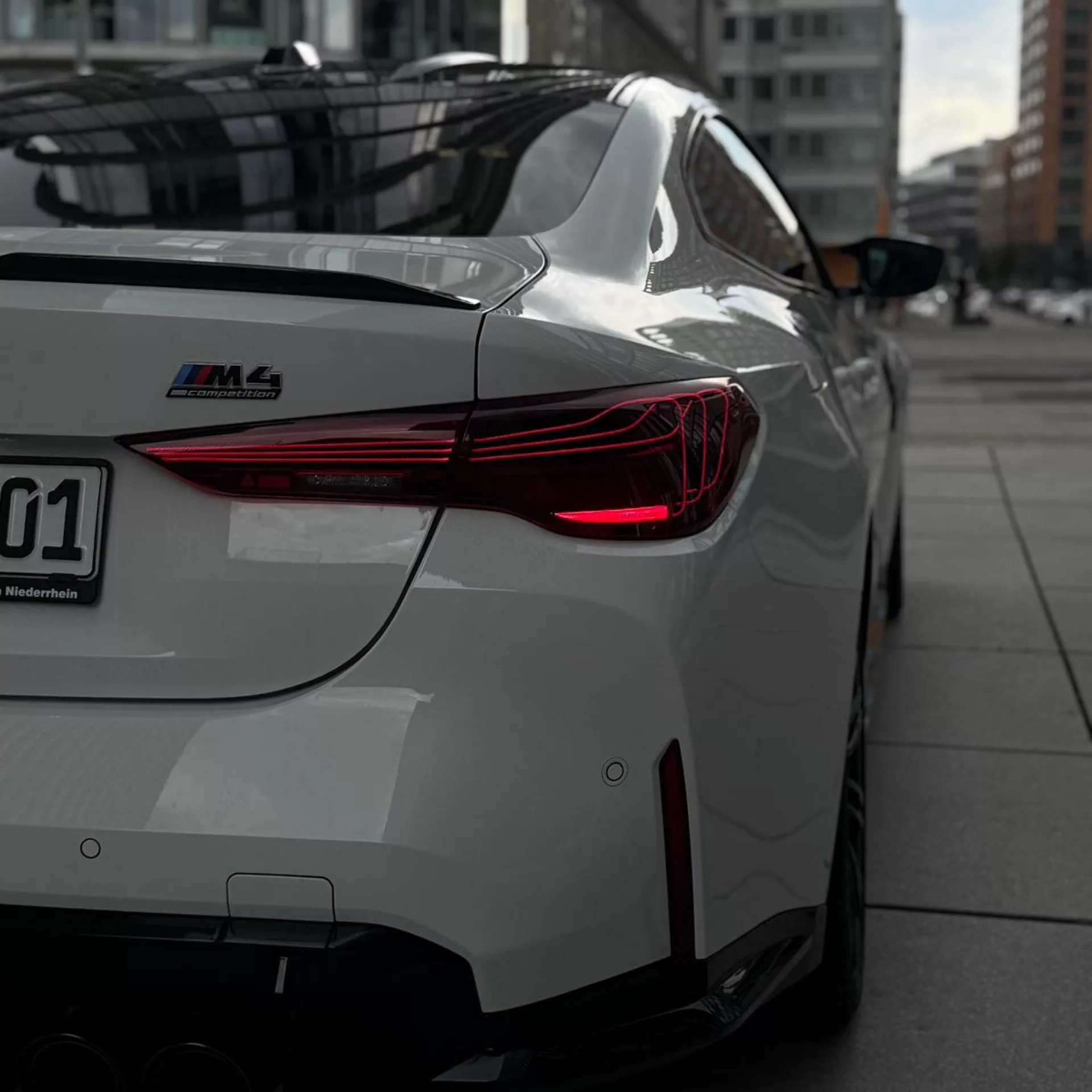 BMW M4 Competition Heckansicht in Weiß mieten
