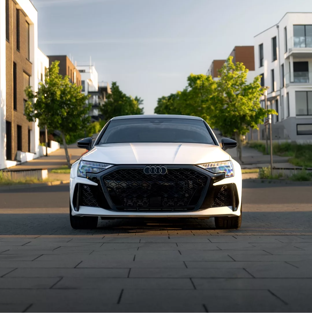 Audi RS3 Limousine Facelift 2025 Frontansicht in Weiß mieten