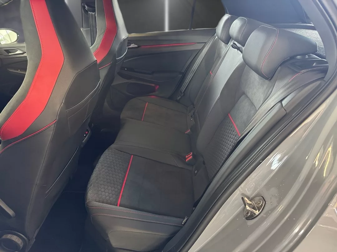 Golf 8 GTI Clubsport Rücksitze mit roten Akzenten mieten