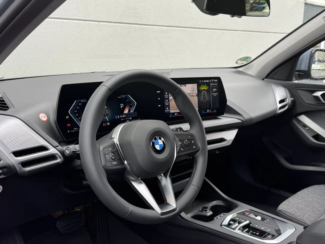 BMW 1er 120 M Sport Innenraum mit Sportlenkrad mieten