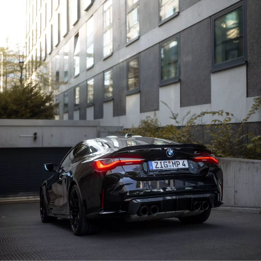 BMW M4 Competition in Schwarz von hinten mieten.
