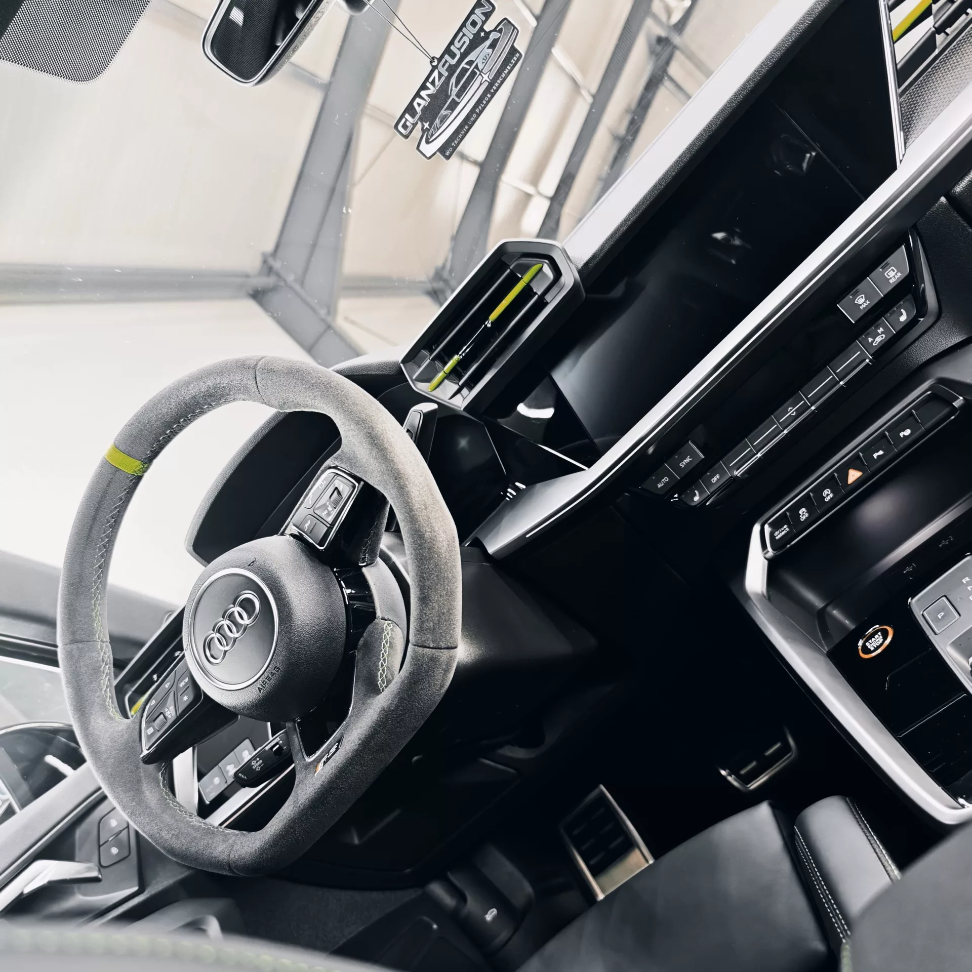 Audi RS3 Limousine Innenraum mit Lenkrad und Armaturenbrett mieten.