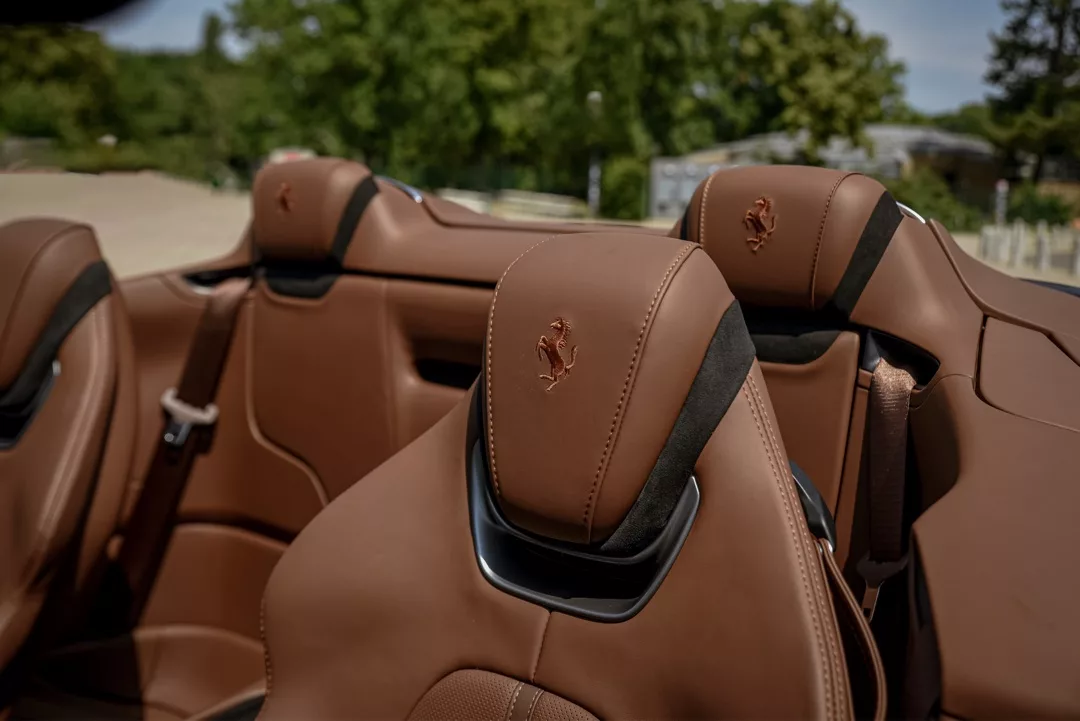Ferrari Roma Spider 2025 in Berlin mit Ledersitzen mieten