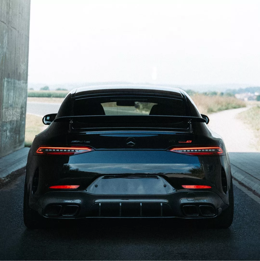 Mercedes AMG GT63s in Schwarz von hinten mieten.