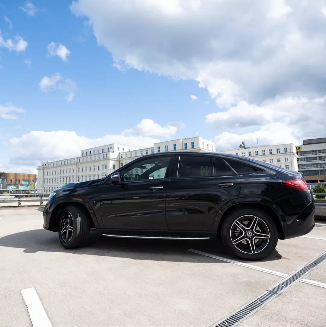 Mercedes-Benz GLE 300d 4MATIC Coupé in Schwarz von der Seite mieten