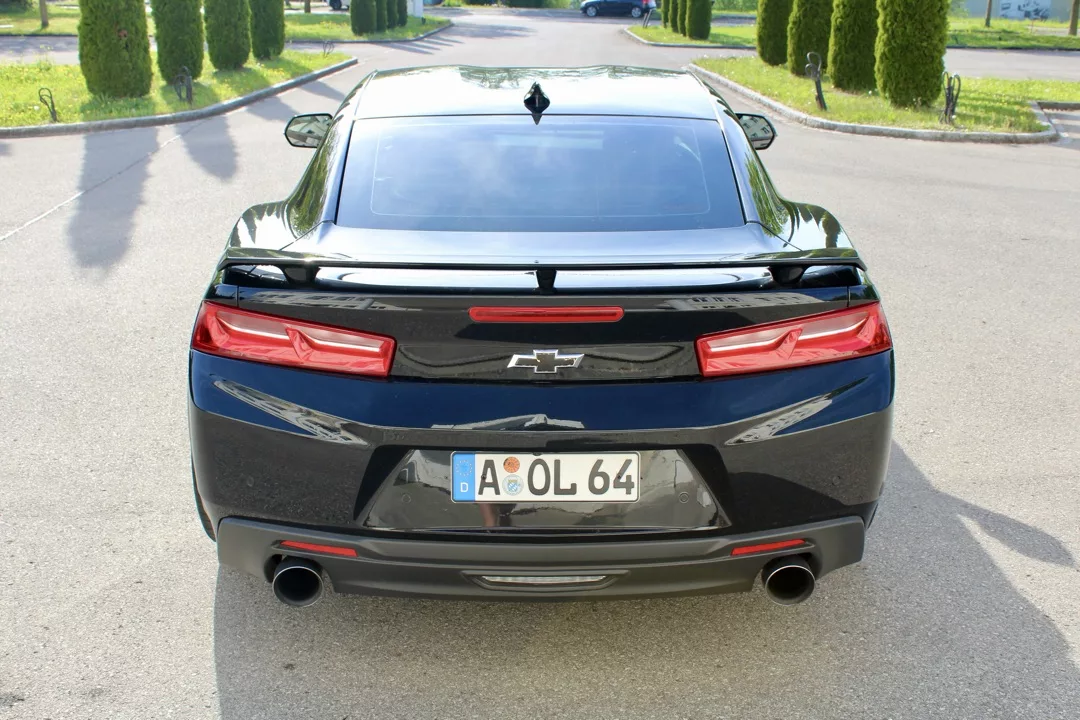 Chevrolet Camaro 6.2 V8 Customkingz in Schwarz von hinten mieten