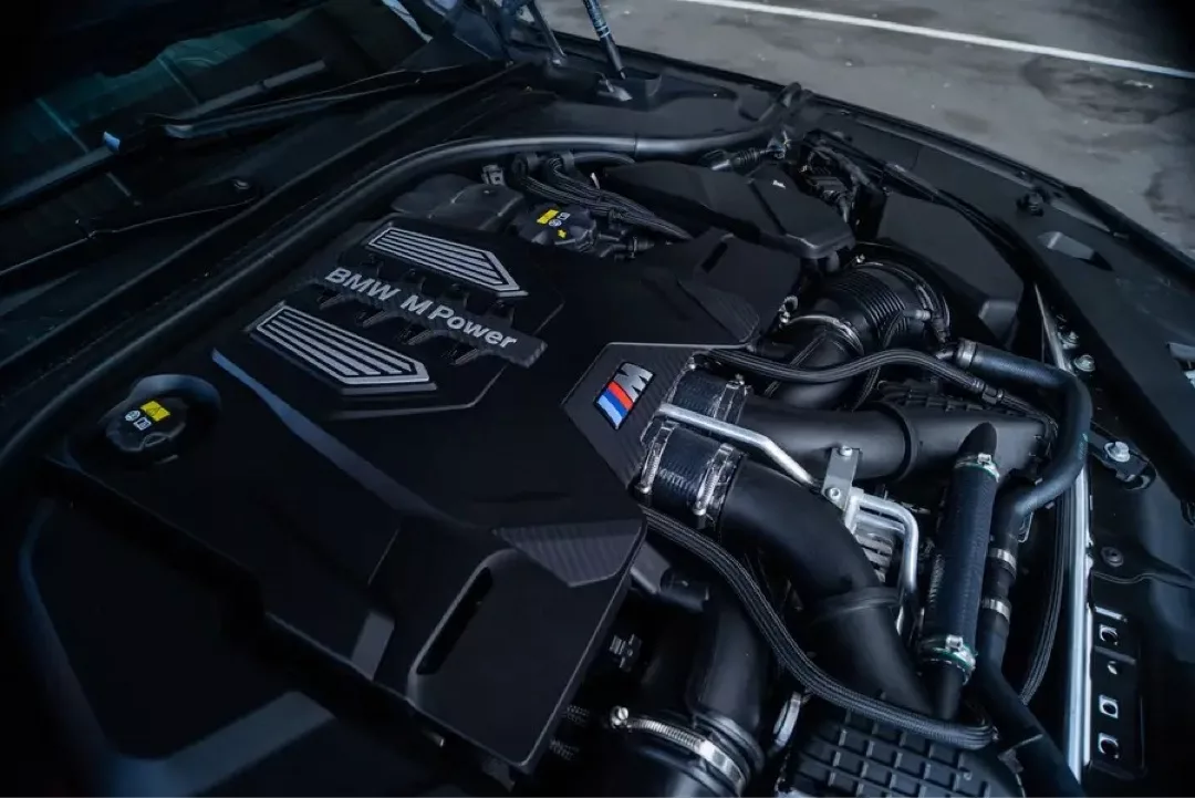 Motorraum eines BMW M8 Gran Coupé mit sichtbarem BMW M Power-Branding.