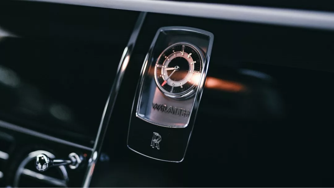 Rolls Royce Wraith Detailansicht mit exklusiver Uhr mieten