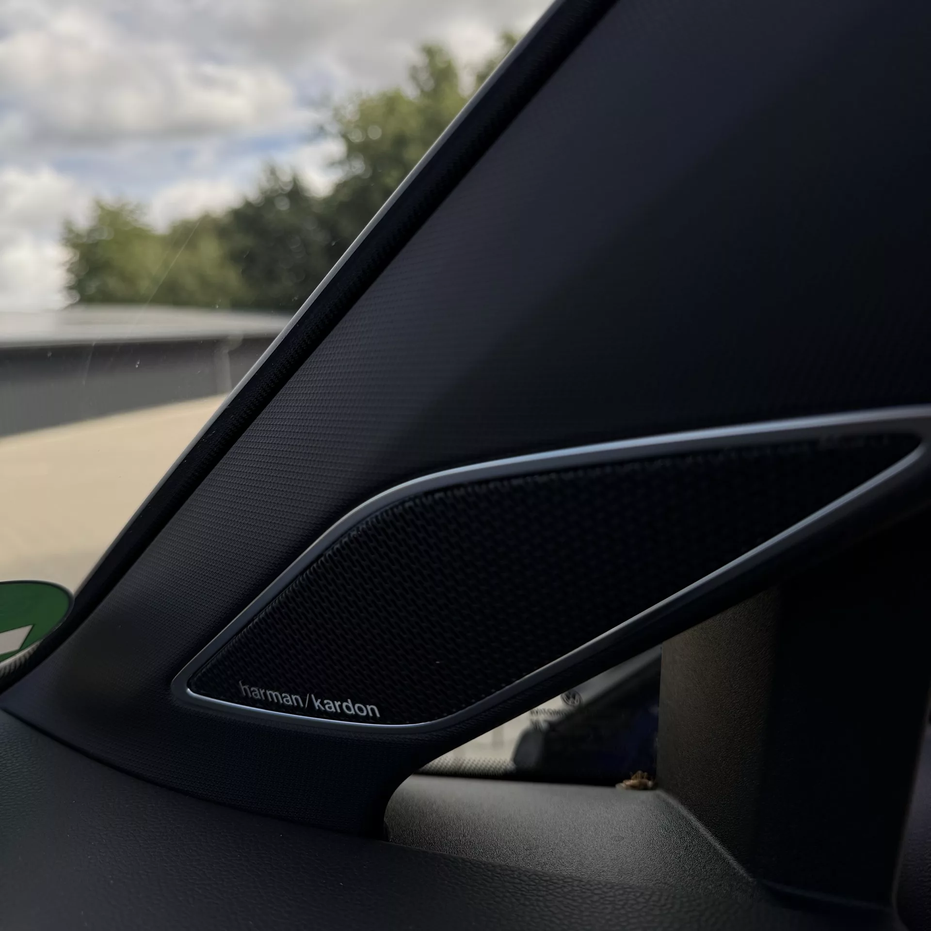 Golf 8R Performance Innenraum mit Harman Kardon Lautsprecher mieten