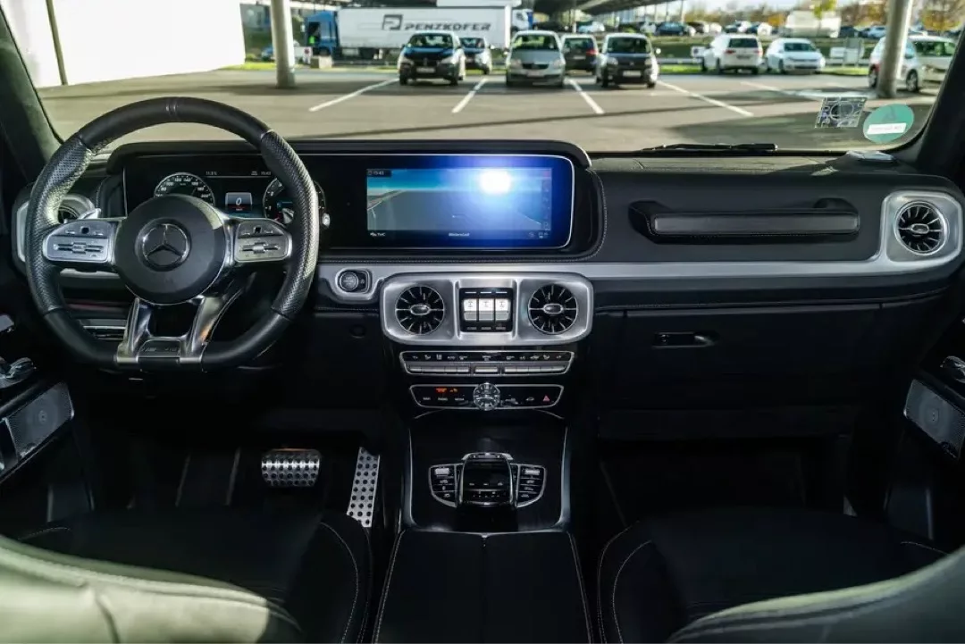 Innenraum eines Mercedes-Benz G63 AMG mit modernem Entertainment-System.