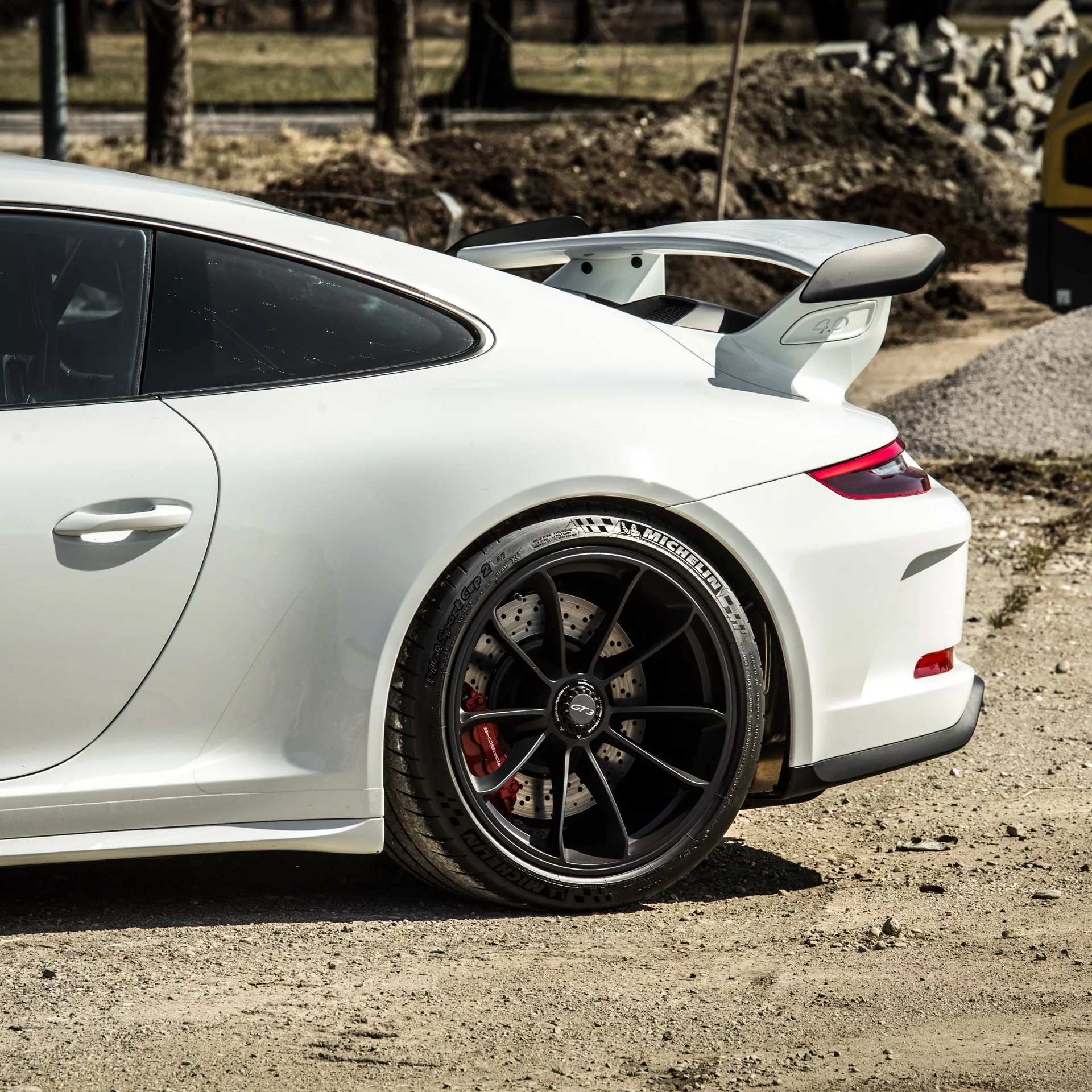 Porsche 911 GT3 in Weiß, Heckansicht mit Spoiler, mieten.