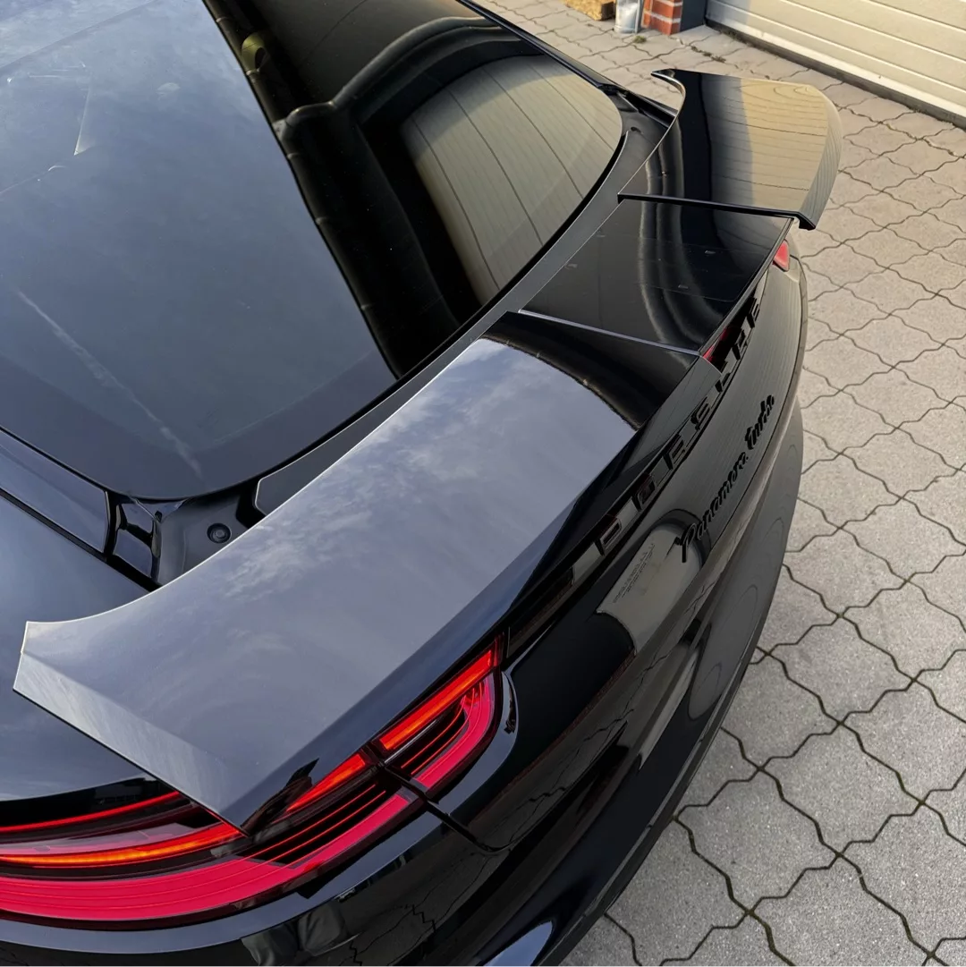 Porsche Panamera Turbo in Schwarz, Detailansicht des Heckspoilers mieten.