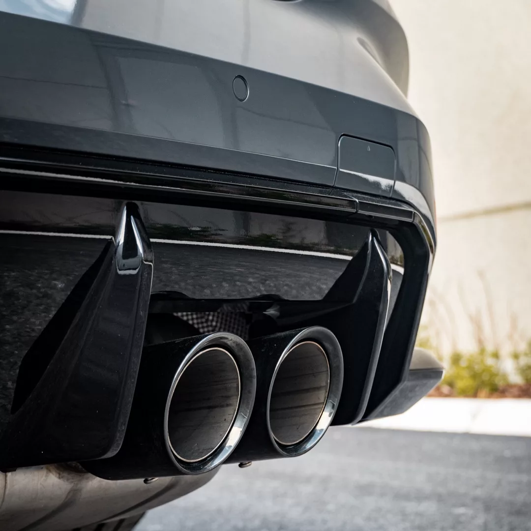 BMW M3 Competition in Grau mit Auspuffanlage mieten.