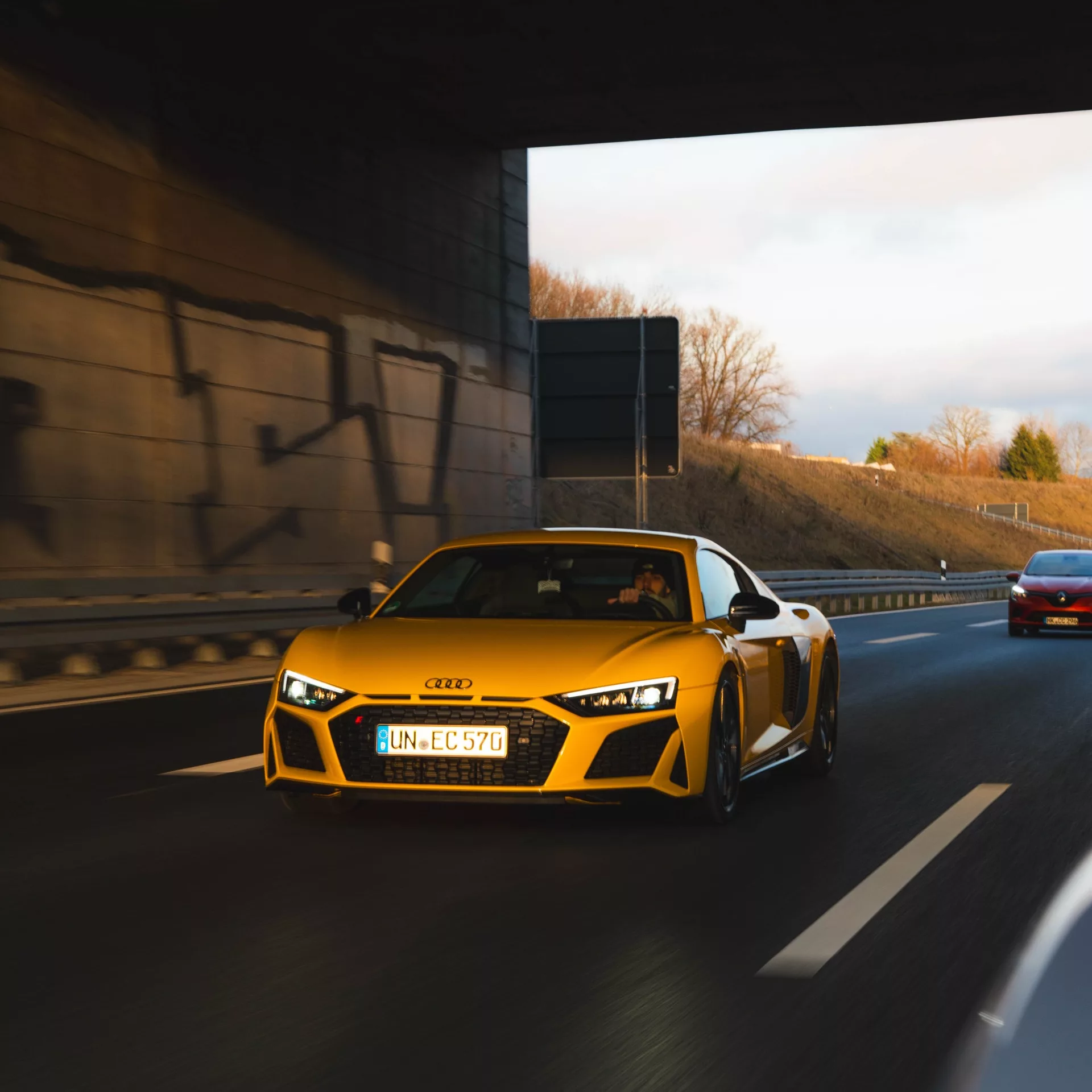 Audi R8 V10 in Gelb auf Autobahn mieten