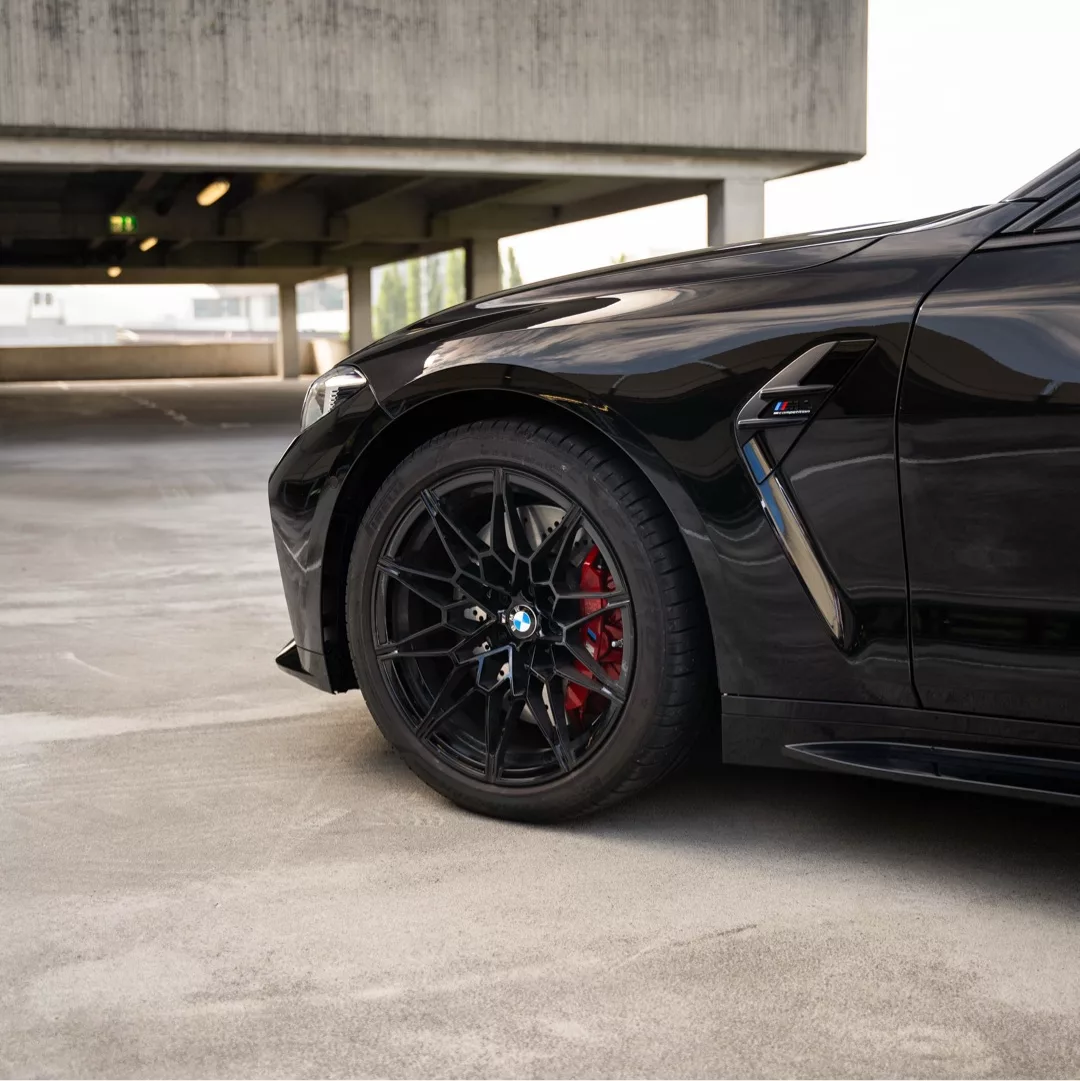 BMW M4 Competition Cabrio LCI in Schwarz, Detailansicht vorderes Rad mieten.