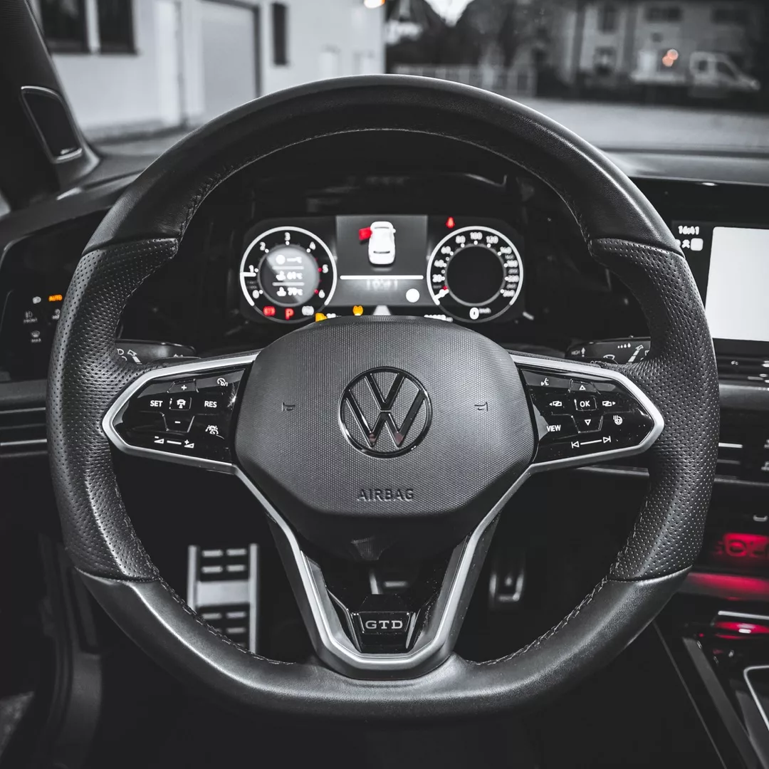 VW Golf 8 GTD Lenkrad mit digitalem Cockpit.