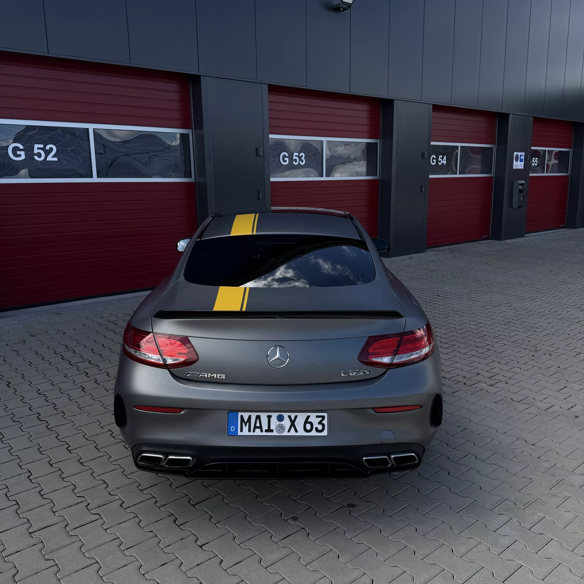 Mercedes C63s Coupe Edition 1 in Grau von hinten mieten