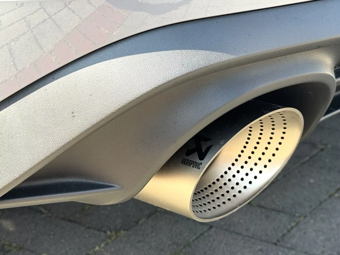 VW Golf 8 GTI Clubsport Akrapovic Auspuffdetail mieten.