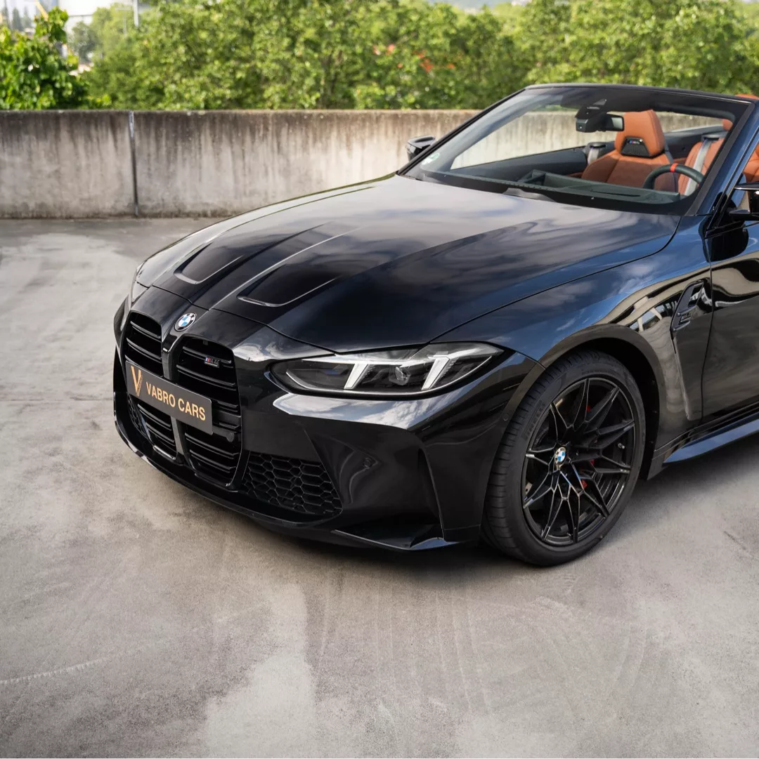 BMW M4 Competition Cabrio LCI in Schwarz mieten - Frontansicht mit offenem Verdeck