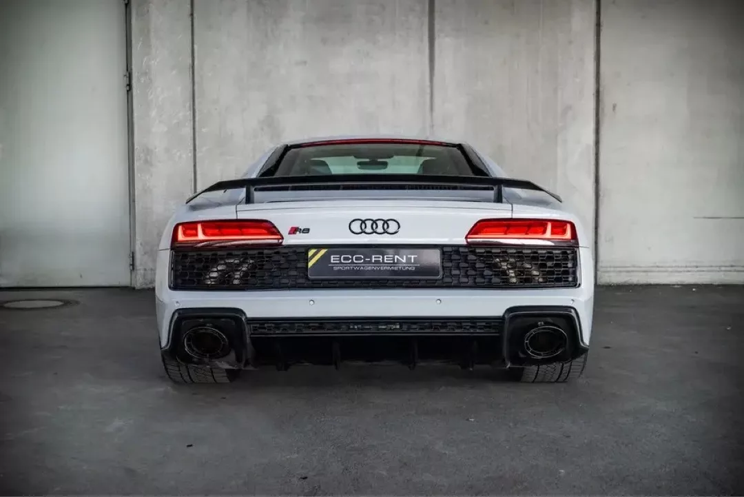 Audi R8 V10 Performance Coupé von hinten vor Betonwand.