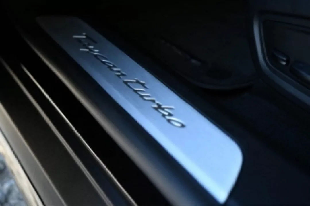 Porsche Taycan Turbo E-Power Innenraum-Detail mieten