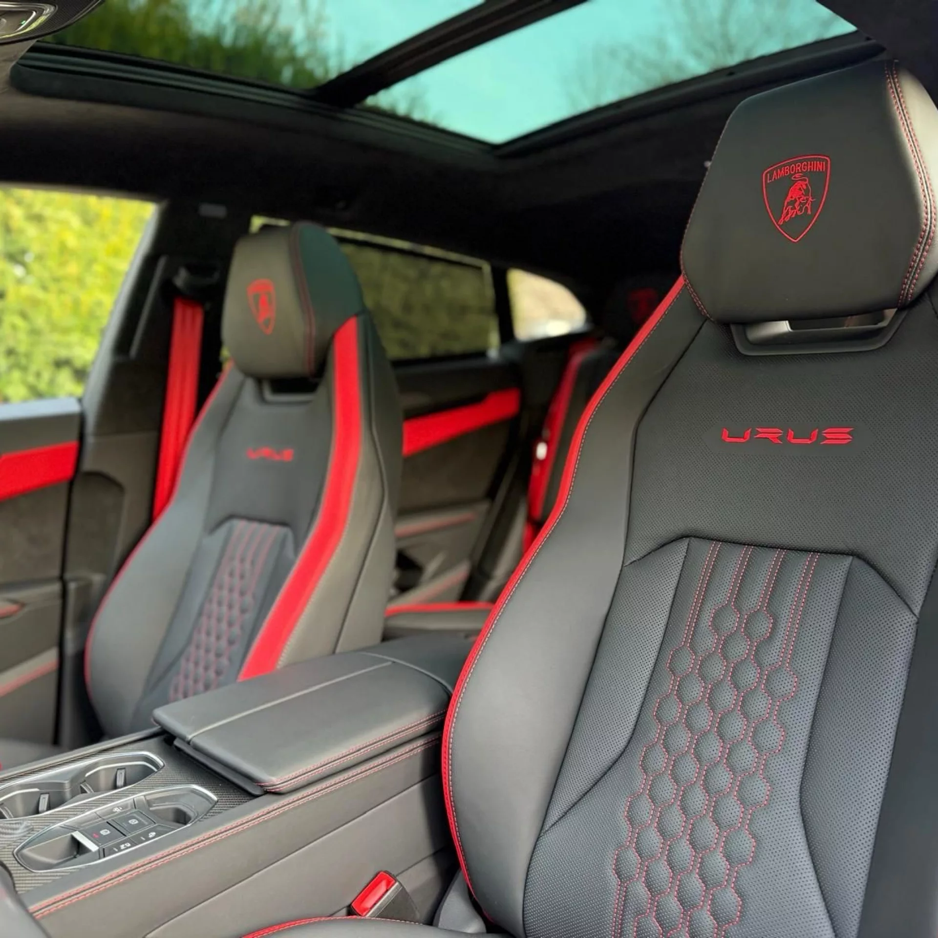 Lamborghini Urus D Innenraum mit roten Details mieten