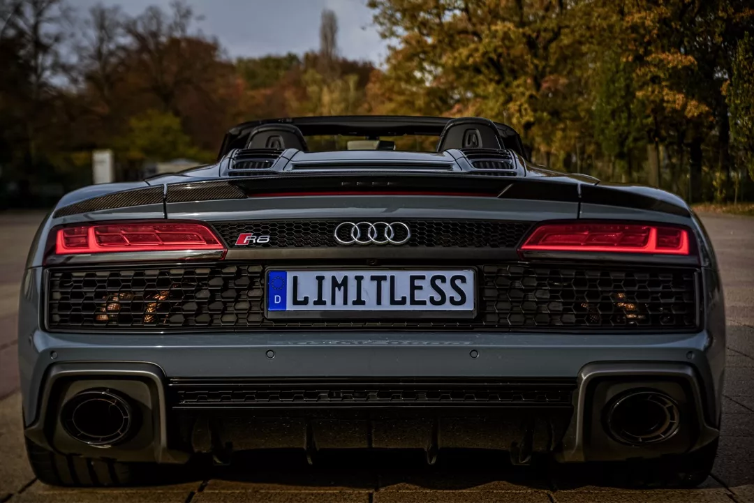 Audi R8 V10 Spyder 2024 von hinten, grau, Cabrio, mieten