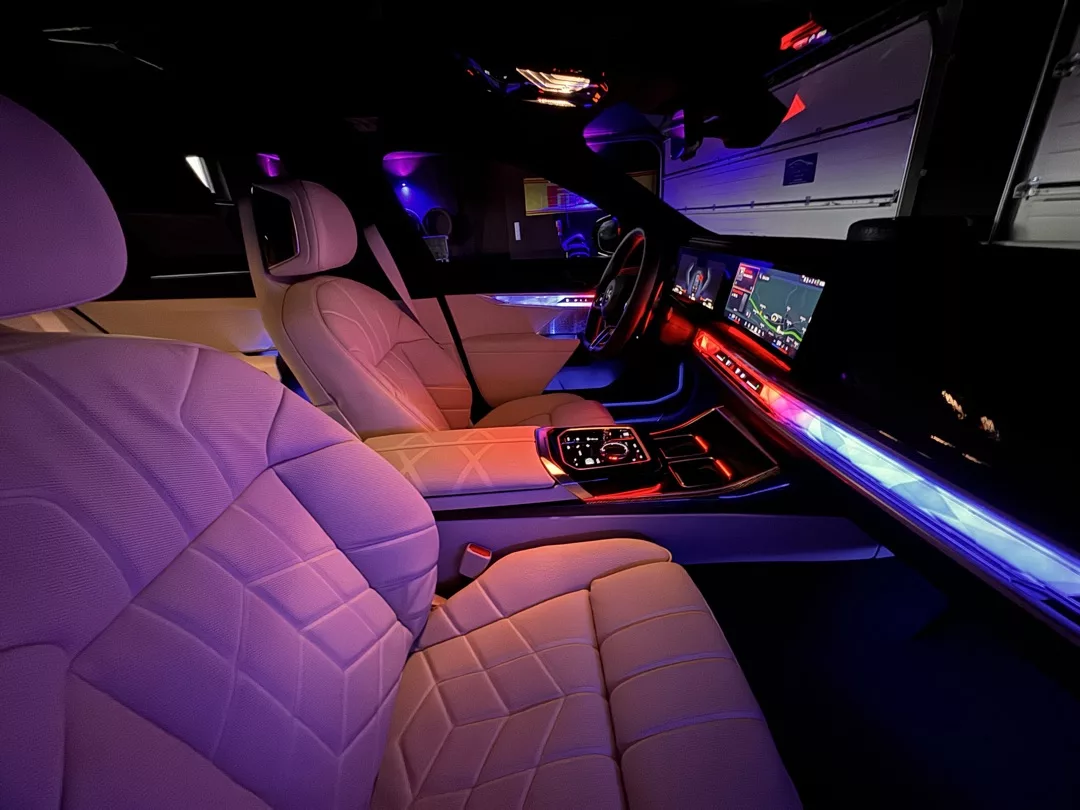BMW M760e Innenraum mit Ambientebeleuchtung mieten