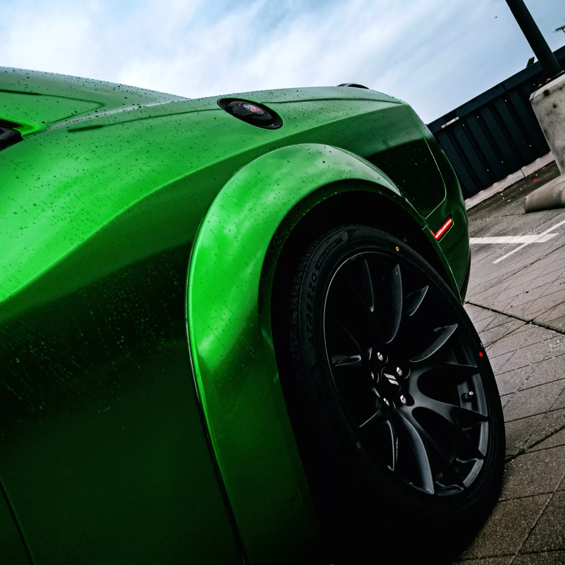 Dodge Challenger SRT Hellcat Kit in Grün, Seitenansicht auf Parkplatz mieten