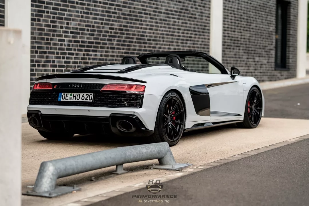 Audi R8 Performance Spyder in Weiß, Heckansicht, offen mieten