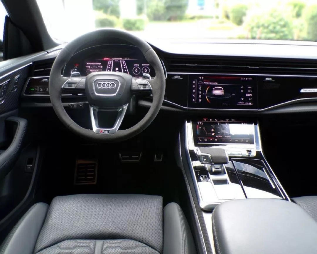 Audi RSQ8 Cockpit mit modernem Infotainment-System mieten