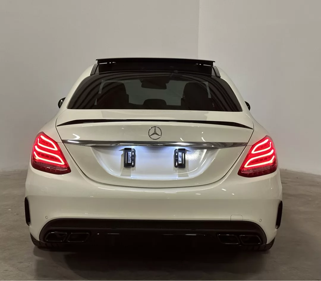 Mercedes-Benz C63 AMG S in Weiß Heckansicht mieten.