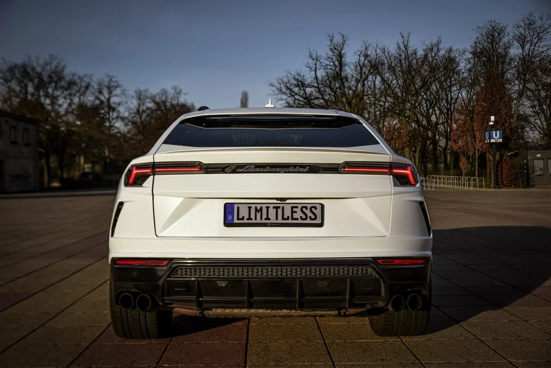 Lamborghini Urus in Weiß von hinten mieten