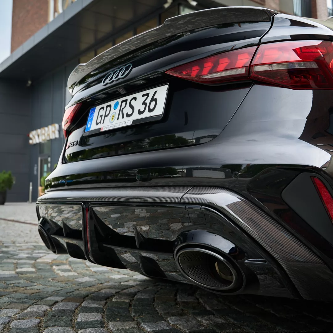 AUDI RS3 Limousine in Schwarz von hinten mieten